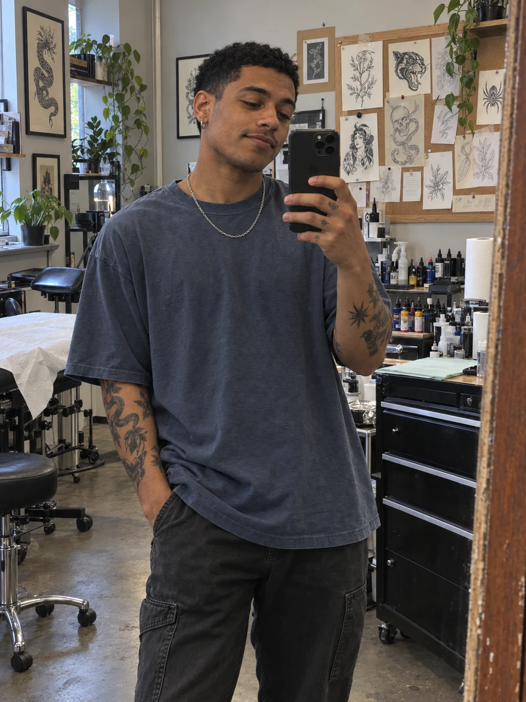 Portrait de Nico Ferreira, tatoueur qui travaille sur CREW.INK
